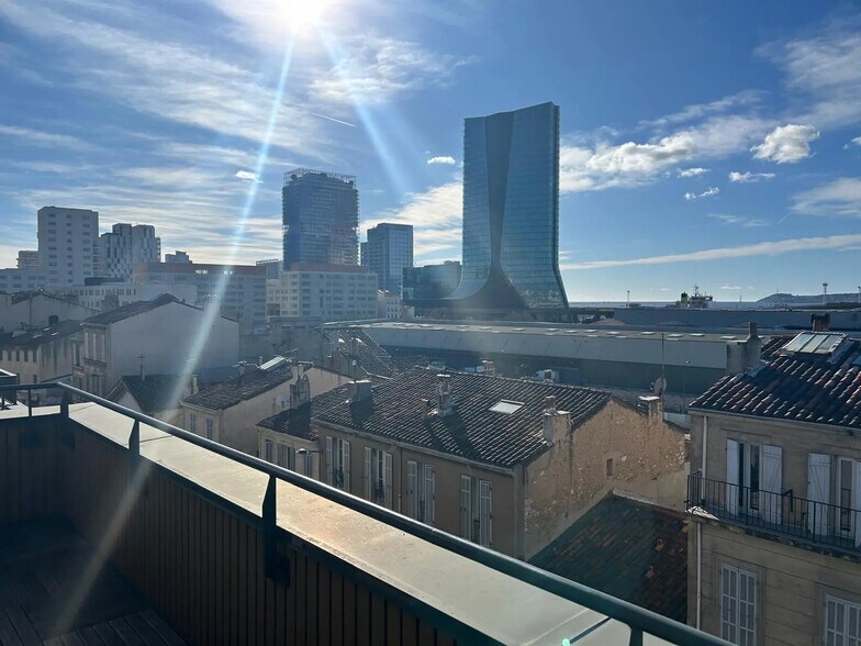 10 Place Bougainville, Marseille à louer - Photo du bâtiment - Image 2 de 2