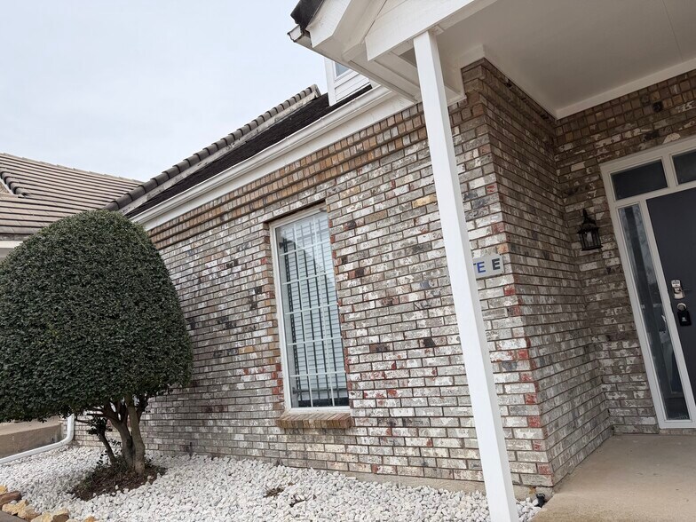 912 W Randol Mill Rd, Arlington, TX à louer - Photo du bâtiment - Image 3 de 10