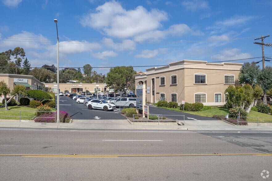 2210 Encinitas Blvd, Encinitas, CA à louer - Photo du bâtiment - Image 2 de 10