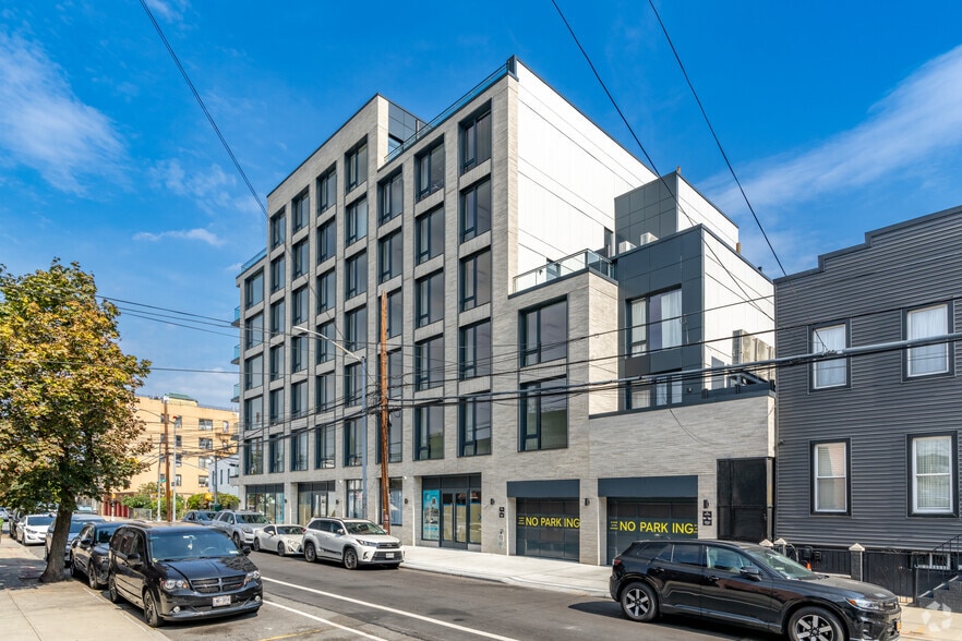 2808 38th Ave, Long Island City, NY for lease - Building Photo - Image 2 of 5