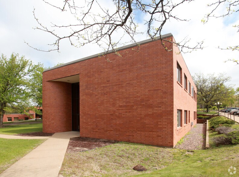 1280 W Clairemont Ave, Eau Claire, WI à louer - Photo principale - Image 1 de 10