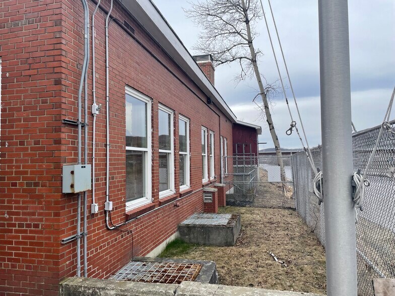63 Bridge Ave, Madawaska, ME à vendre - Photo du bâtiment - Image 3 de 5