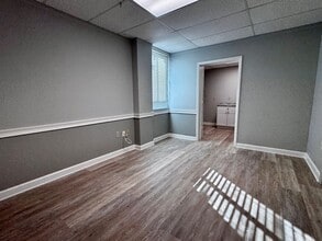 2975 Bee Ridge Rd, Sarasota, FL for lease Interior Photo- Image 2 of 4