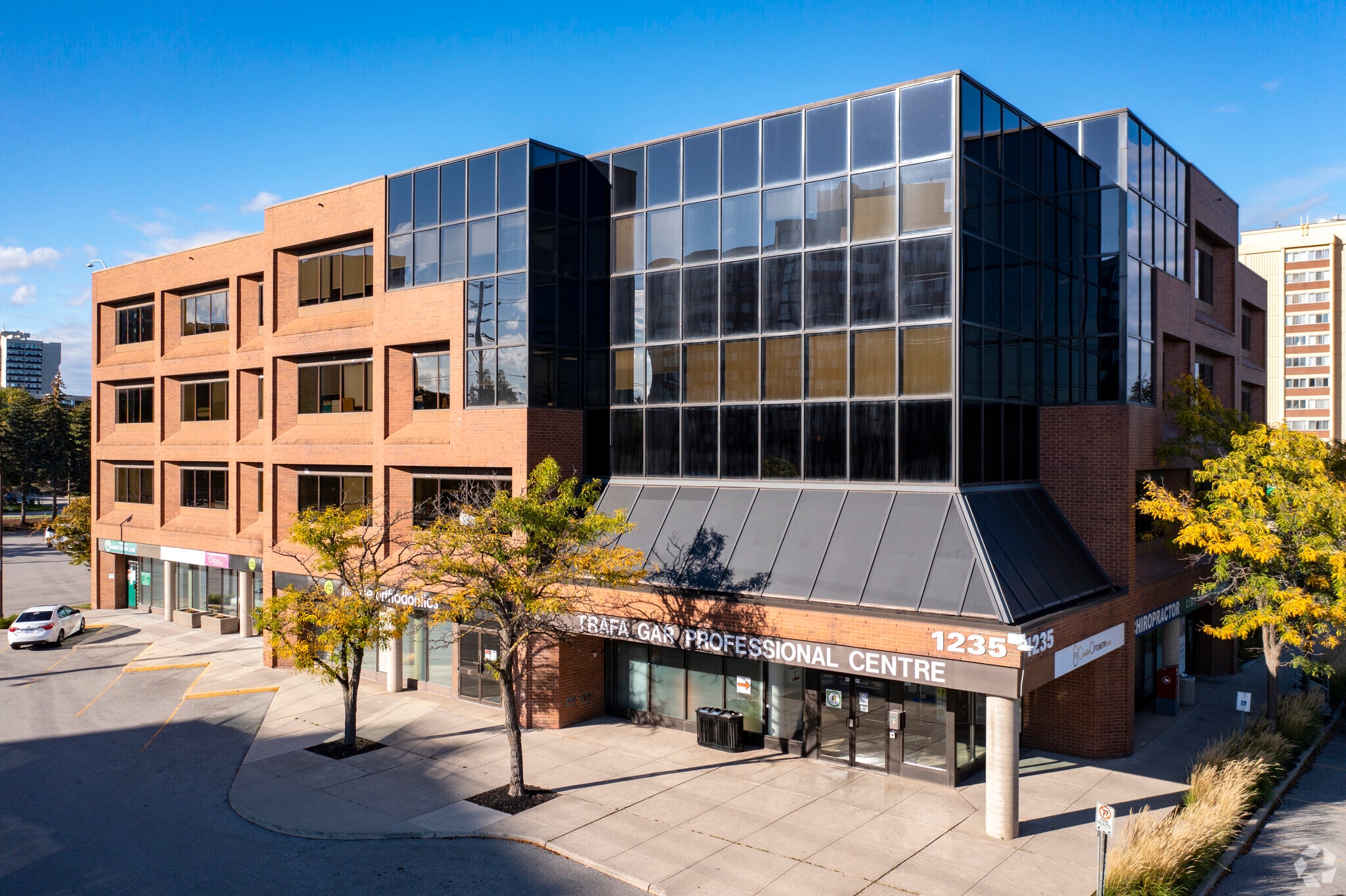 1235 Trafalgar Rd, Oakville, ON for lease Primary Photo- Image 1 of 5