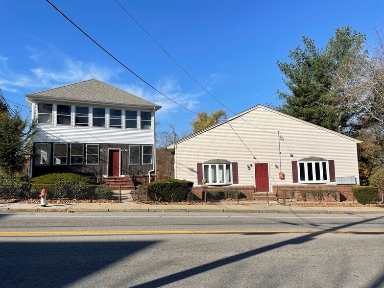 610 Providence St, West Warwick, RI à vendre - Photo principale - Image 1 de 1