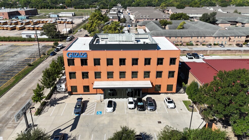 10402 Valley Forge Dr, Houston, TX à louer - Photo du bâtiment - Image 3 de 40