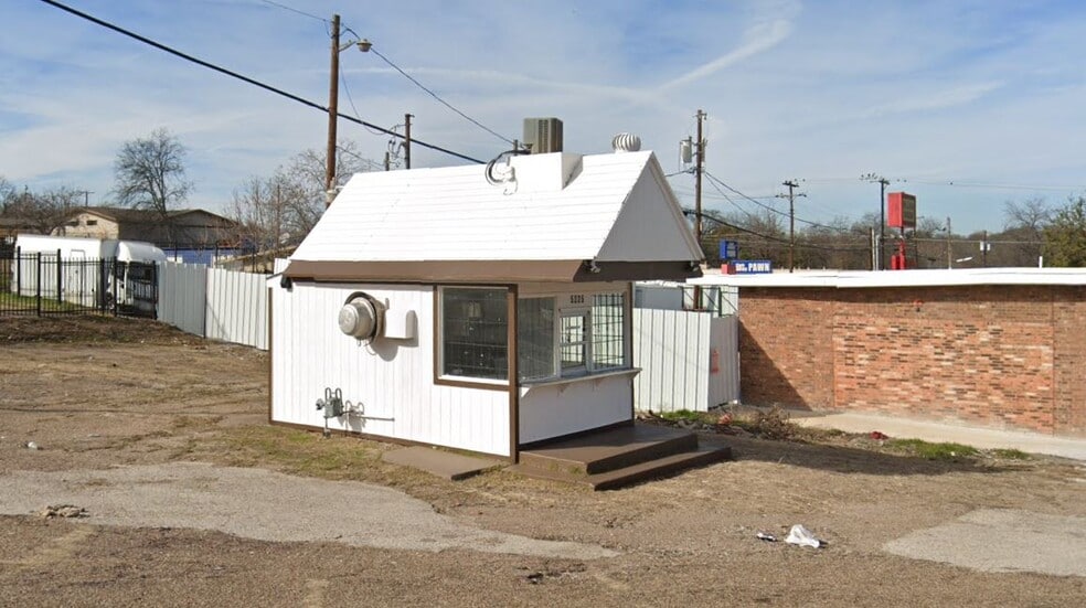 5225 University Hills Blvd, Dallas, TX for lease - Primary Photo - Image 1 of 11