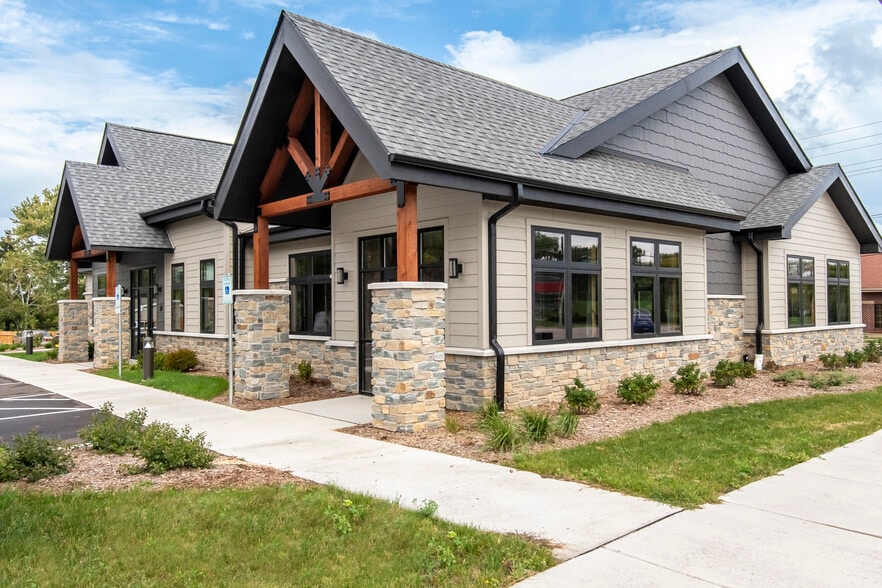 6810 W Layton Ave, Greenfield, WI à louer - Photo principale - Image 1 de 3