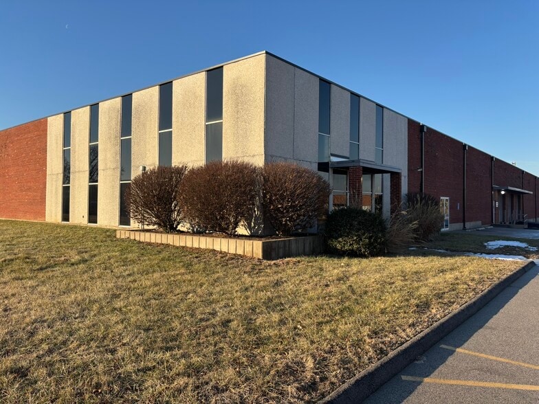 2441-2445 Northline Industrial Blvd, Maryland Heights, MO for sale - Building Photo - Image 3 of 10