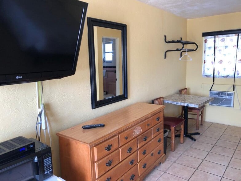 5964 Ridgewood Ave, Port Orange, FL à vendre - Photo intérieure - Image 2 de 6