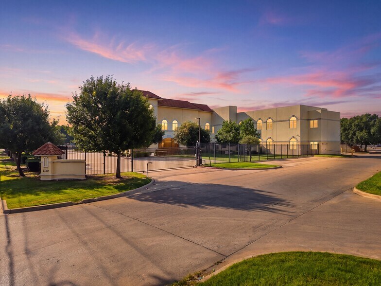1340 Empire Central Dr, Dallas, TX à louer - Photo du bâtiment - Image 1 de 21