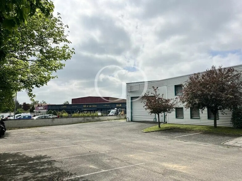 Flex in Toussieu for lease - Building Photo - Image 1 of 7