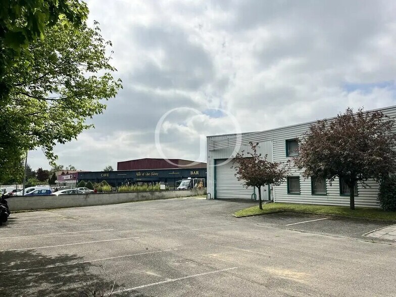 Flex dans Toussieu à louer - Photo du bâtiment - Image 1 de 7