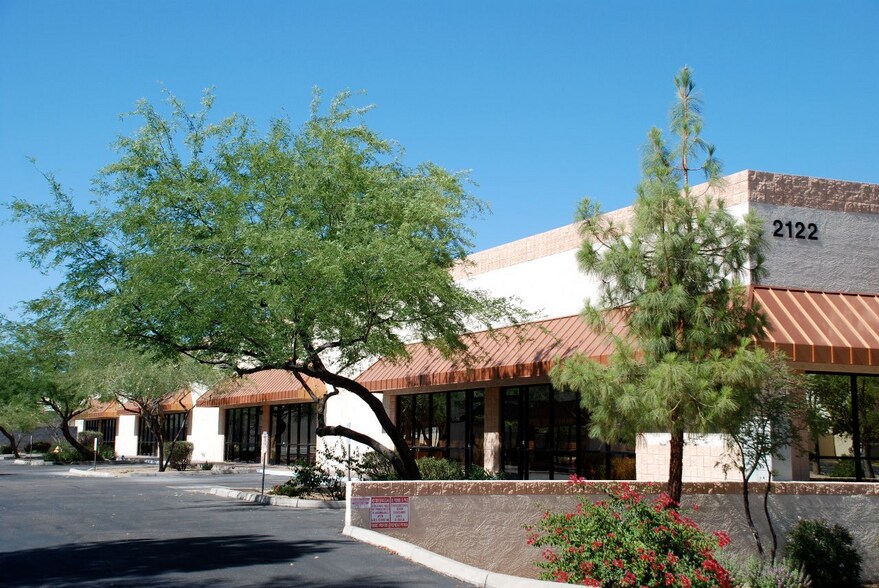 2202 W Lone Cactus Dr, Phoenix, AZ à louer - Photo du bâtiment - Image 2 de 4