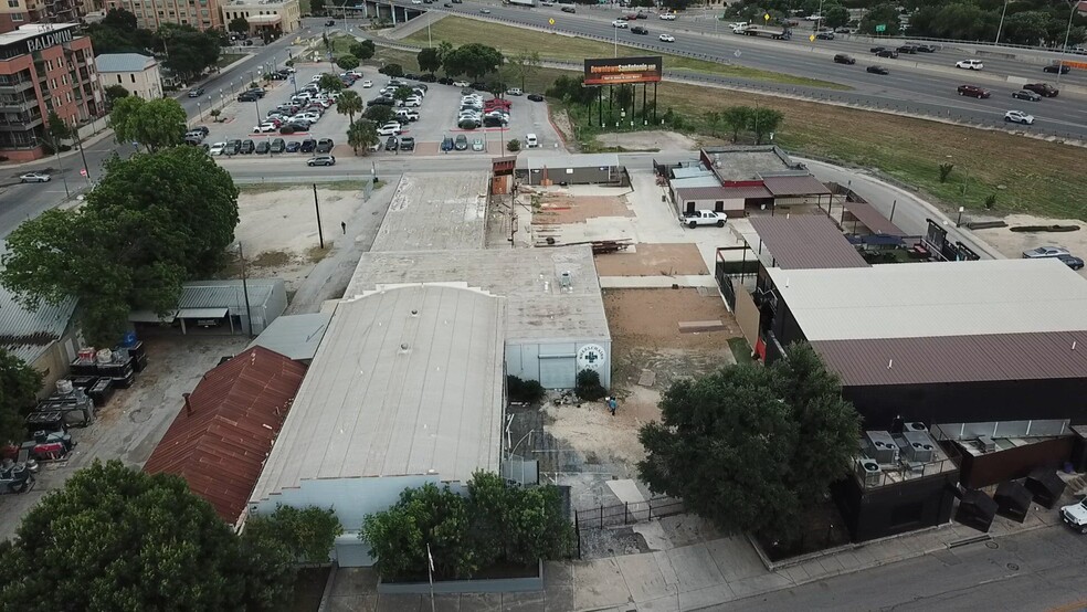 1116-1124 E Houston St, San Antonio, TX à vendre - Vidéo sur l’inscription commerciale - Image 2 de 9