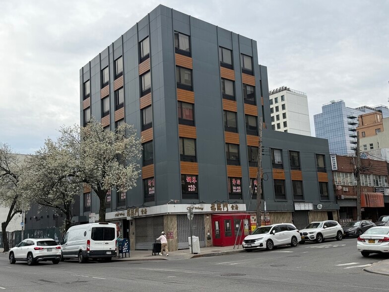 13553 Northern Blvd, Flushing, NY for lease - Primary Photo - Image 1 of 5