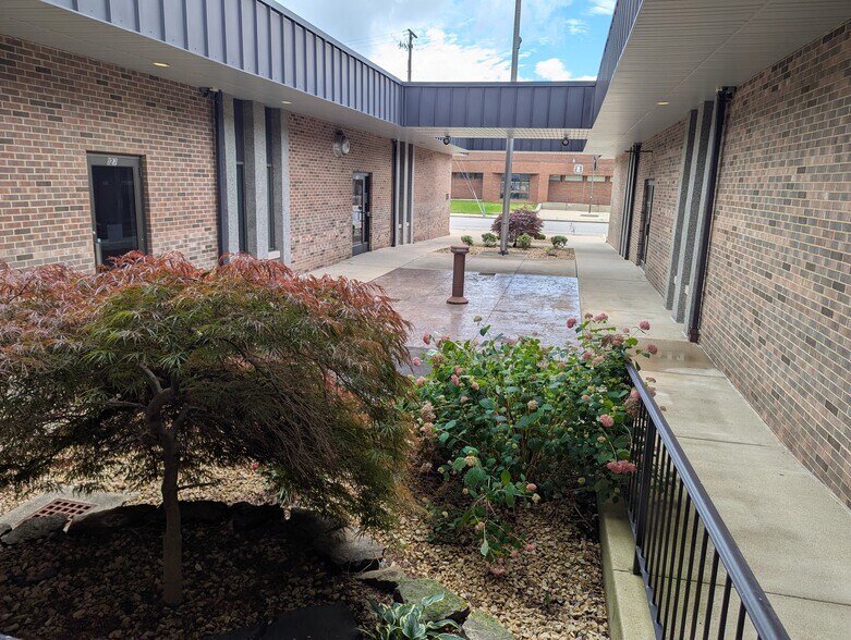 123 N 15th St, Mattoon, IL à vendre - Photo du bâtiment - Image 3 de 8