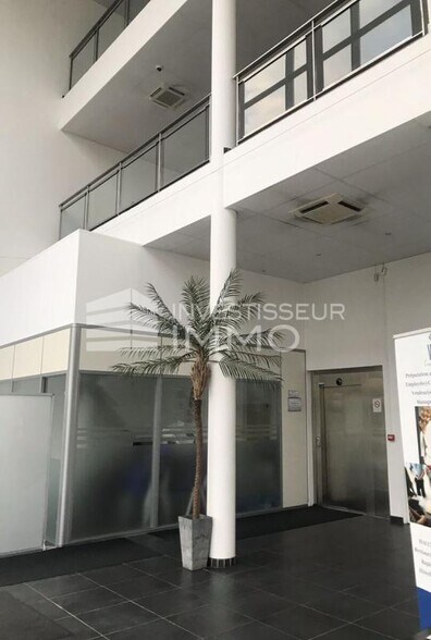 Office in Chelles for lease - Lobby - Image 2 of 4