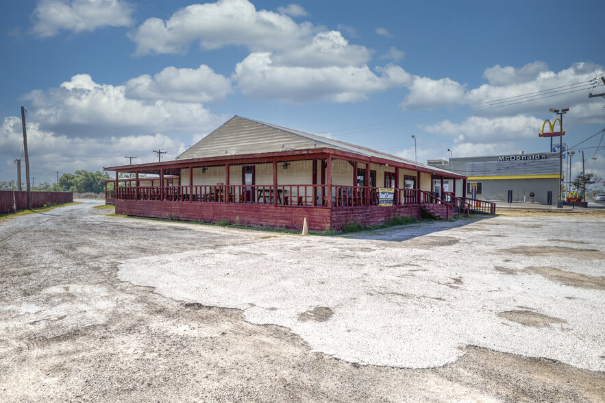 505 N 1st St, Carrizo Springs, TX for sale - Primary Photo - Image 1 of 1