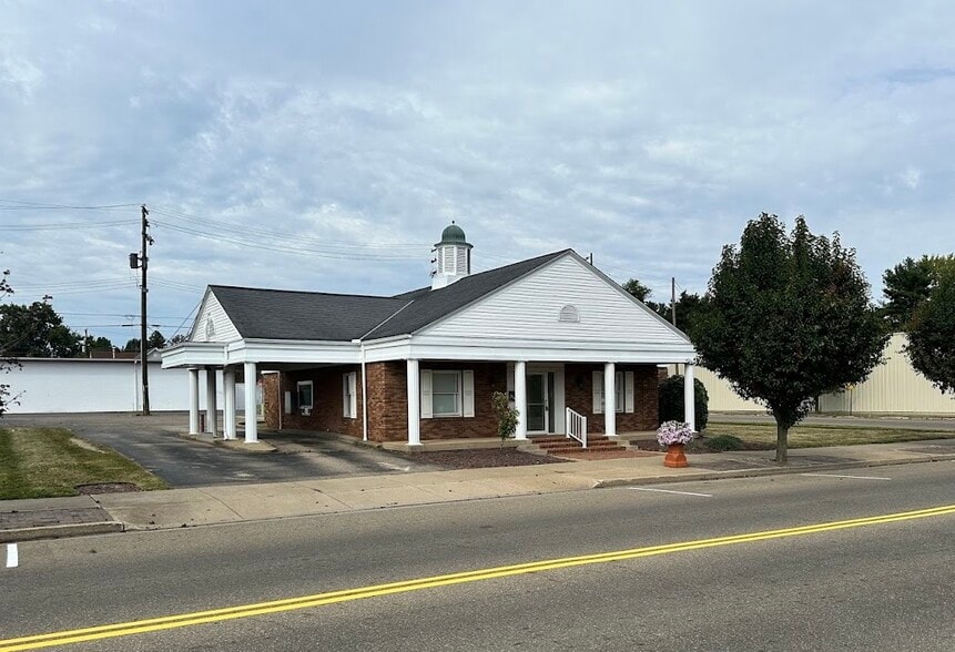 327 E 3rd St, Uhrichsville, OH for sale - Building Photo - Image 1 of 20