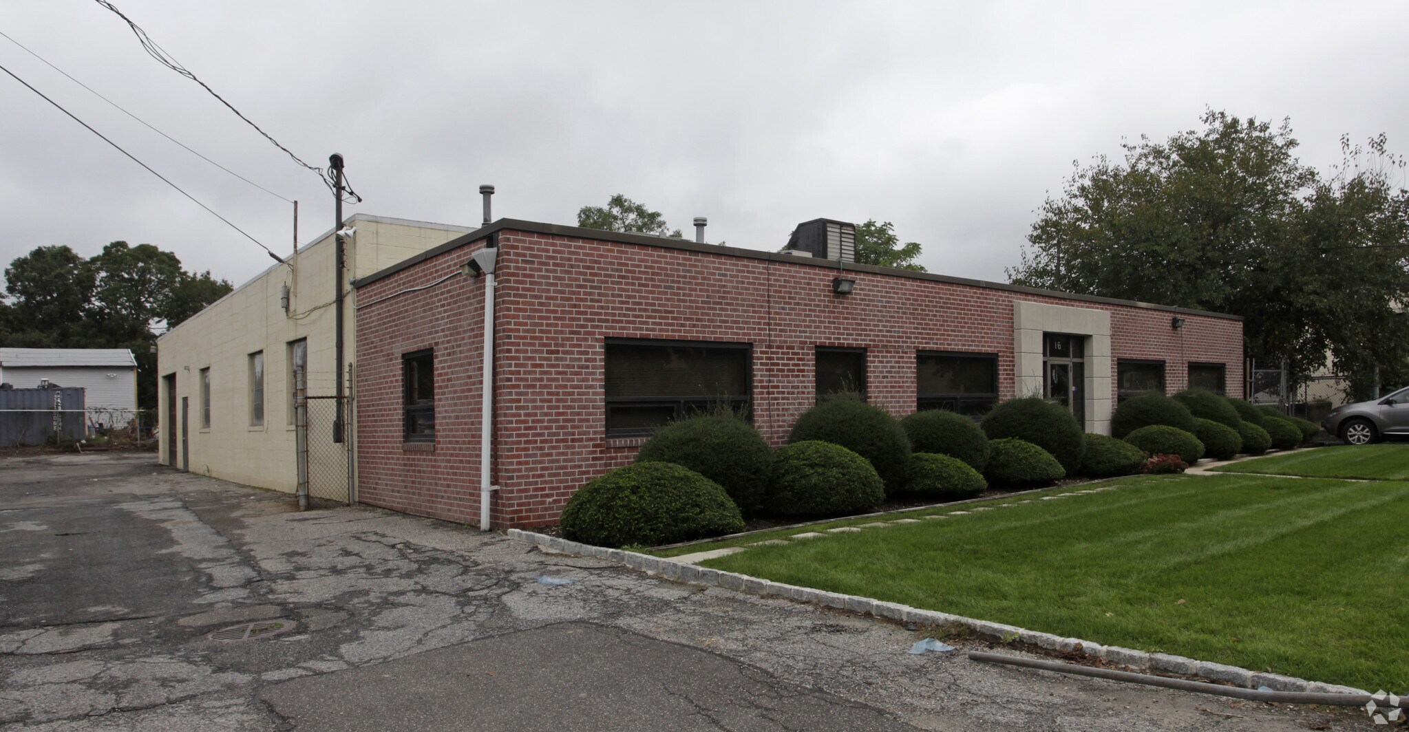 16 Norden Ln, Huntington Station, NY à louer Photo du bâtiment- Image 1 de 3