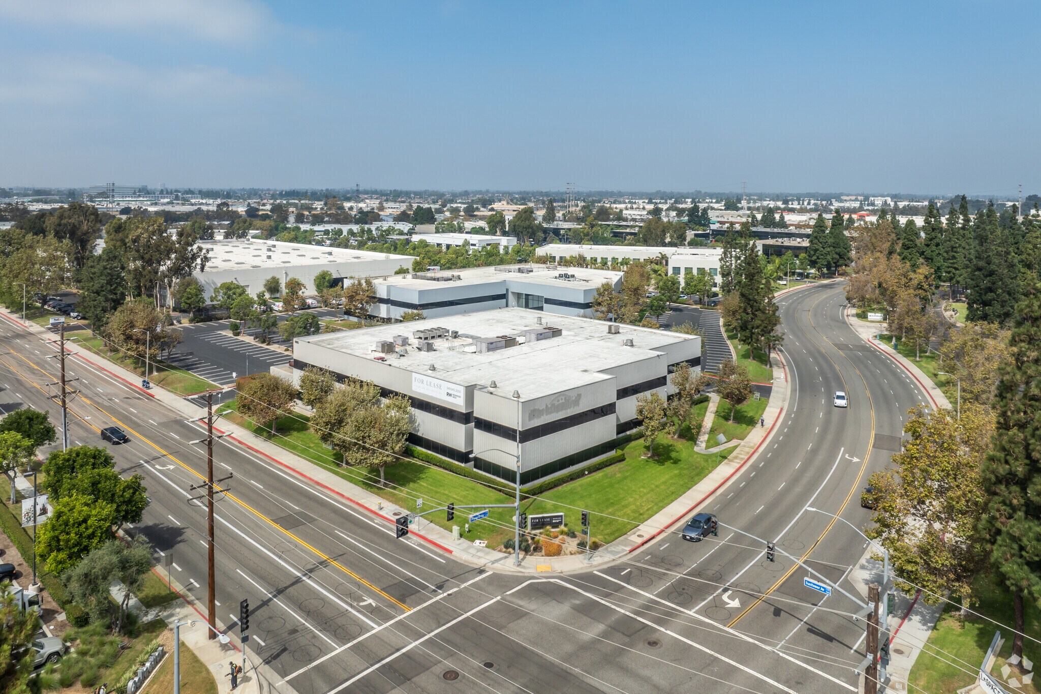 1600 Sunflower Ave, Costa Mesa, CA à louer Photo principale- Image 1 de 18