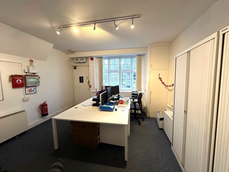 Chester House, Windsor End, Beaconsfield for sale - Building Photo - Image 3 of 8