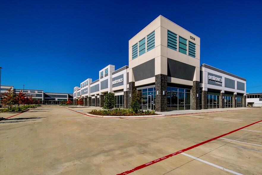 1311-1319 W Sam Houston Pky N, Houston, TX à louer - Photo du bâtiment - Image 1 de 1