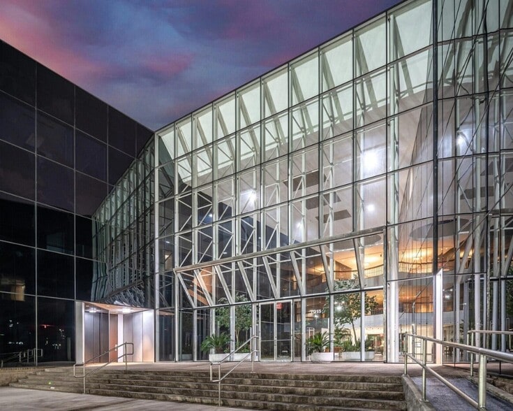 7915 FM-1960 W, Houston, TX à louer - Photo du bâtiment - Image 2 de 6