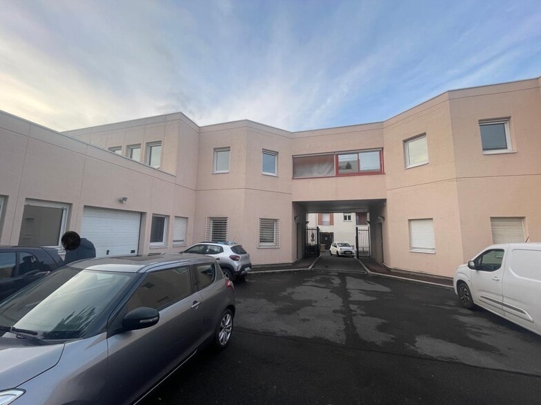 Flex in Nanterre for sale - Building Photo - Image 2 of 12