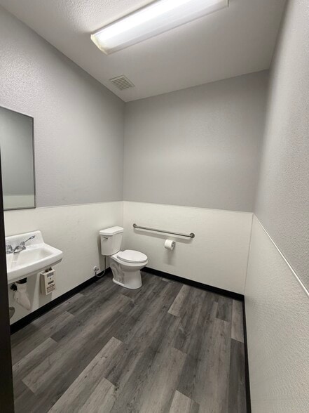 600-626 Commerce Ct, Manteca, CA for lease - Building Photo - Image 2 of 11