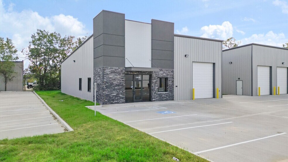 Jarvis Business Park portefeuille de 4 propriétés à vendre sur LoopNet.ca - Photo du bâtiment - Image 3 de 15