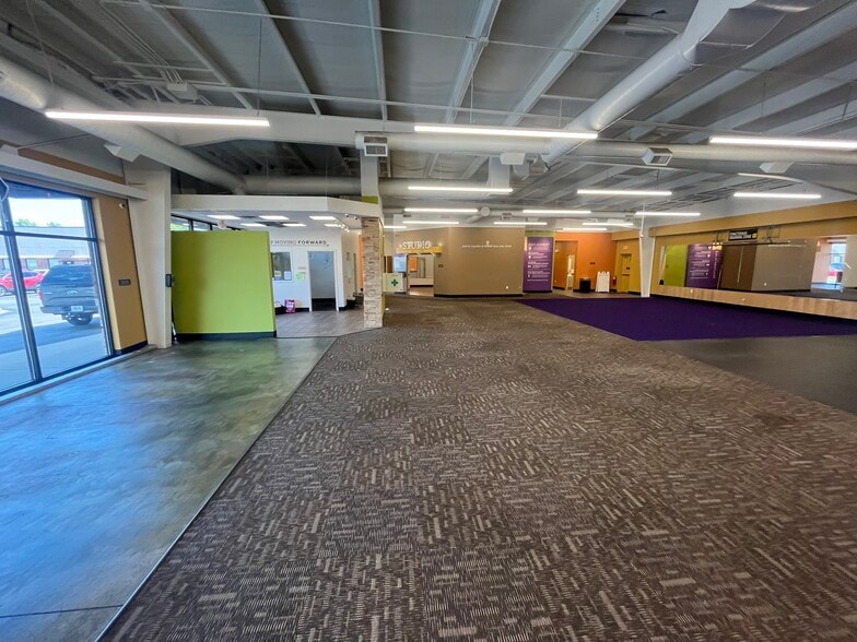 5560 IN-62, Jeffersonville, IN for lease - Building Photo - Image 3 of 6