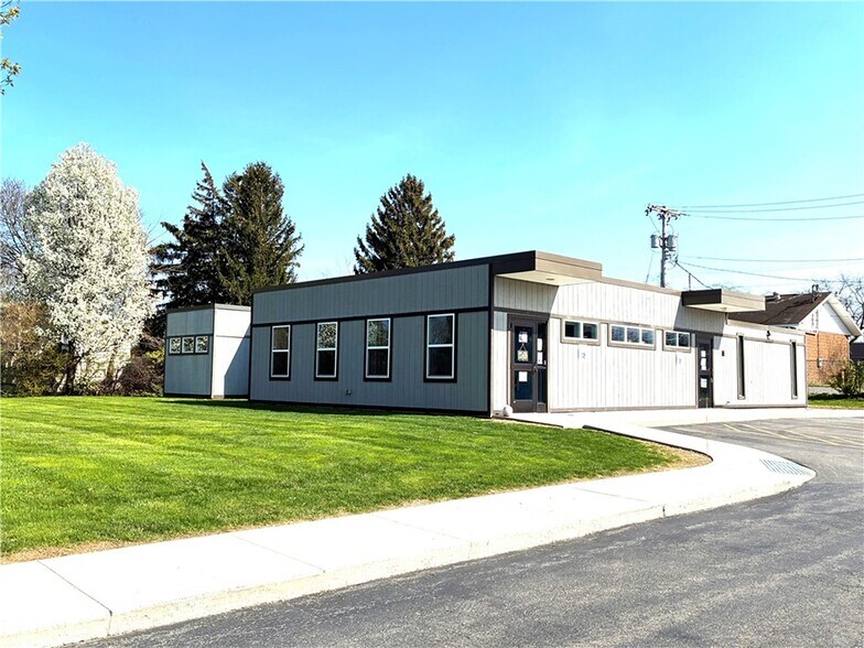 1055 Denise Rd, Greece, NY à vendre - Photo du bâtiment - Image 1 de 25