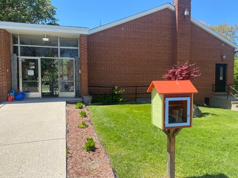 12065 W Outer Dr, Detroit, MI à louer - Photo du bâtiment - Image 3 de 6