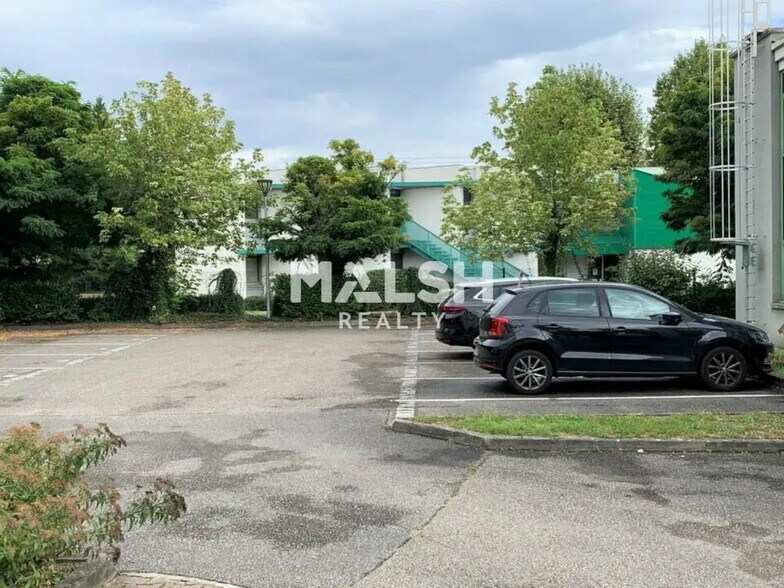 Bureau dans Bron à louer - Photo du bâtiment - Image 3 de 12