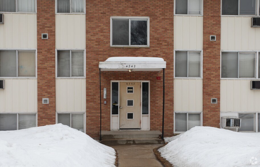4242 3rd St NE, Columbia Heights, MN à vendre - Photo du bâtiment - Image 2 de 3