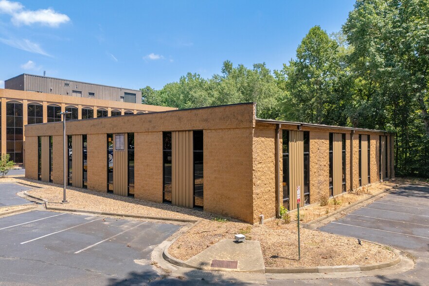 1701 E Parham Rd, Richmond, VA à vendre - Photo du bâtiment - Image 3 de 7