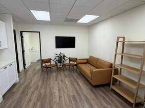 471 N Old Newport Blvd, Newport Beach, CA for lease Interior Photo- Image 2 of 8