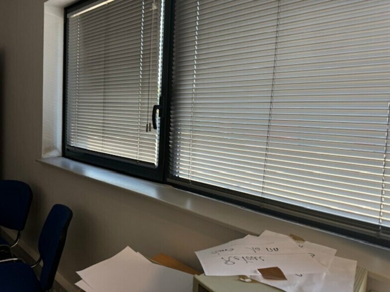 Flex in Lissieu for lease - Interior Photo - Image 3 of 3