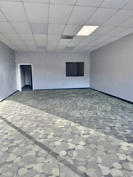 7402-7456 N 30th St, Omaha, NE for lease - Interior Photo - Image 2 of 4