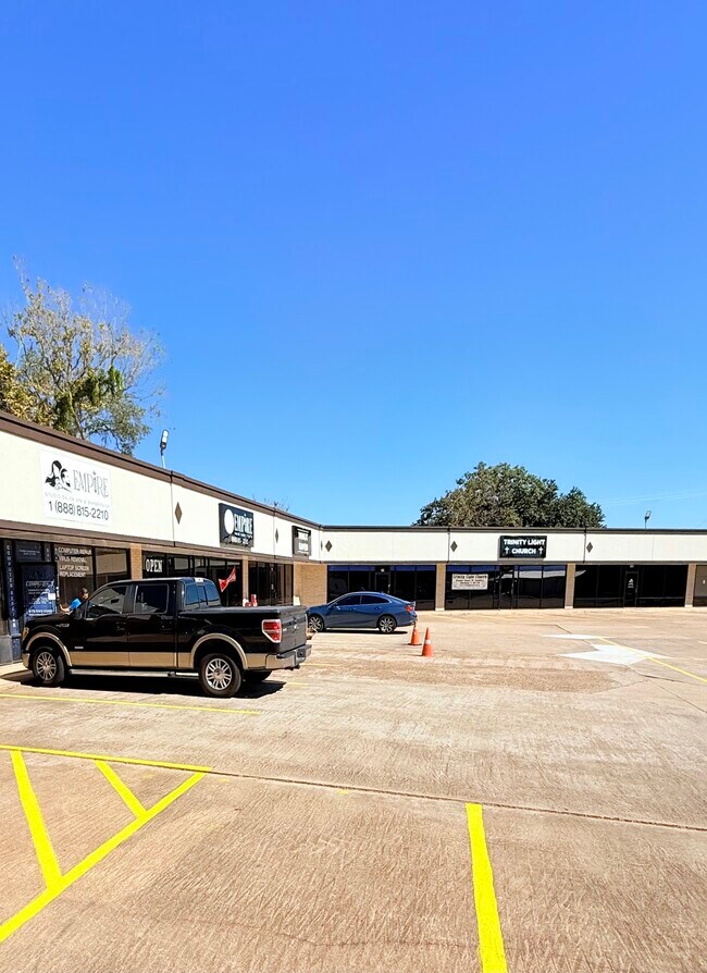 Plus de détails pour 716 W Plantation Dr, Clute, TX - Bureau/Commerce de détail, Commerce de détail à louer