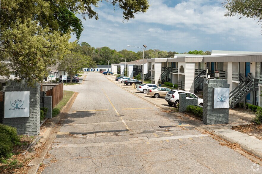 4600 Twin Oaks Dr, Pensacola, FL à vendre - Photo du bâtiment - Image 2 de 32