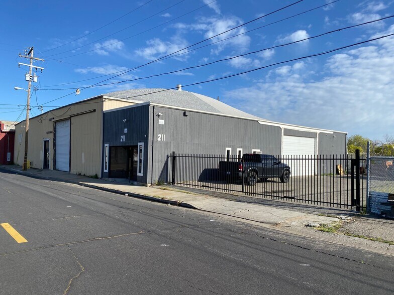 211 Oak St, Manteca, CA à vendre - Photo du bâtiment - Image 1 de 6