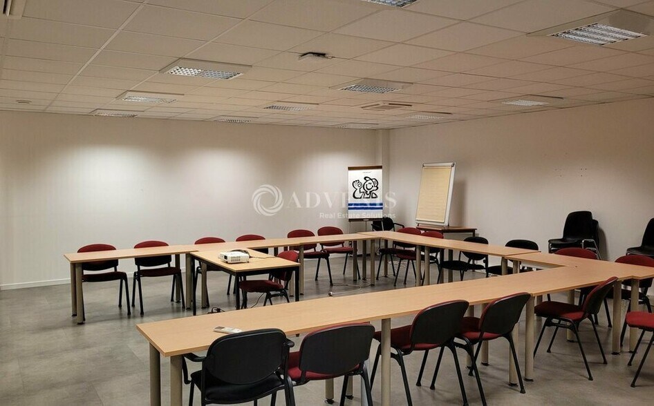 Flex in Les Sorinières for lease - Building Photo - Image 3 of 8