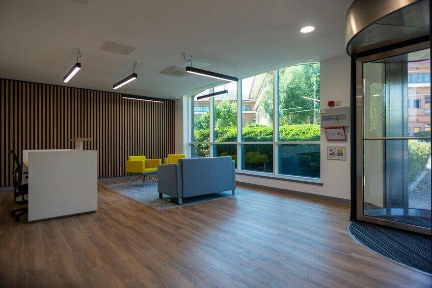 5 Mondial Way, Hayes à louer - Photo du bâtiment - Image 2 de 7