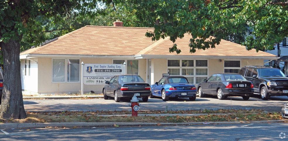 366 S Oyster Bay Rd, Hicksville, NY for sale - Primary Photo - Image 1 of 4