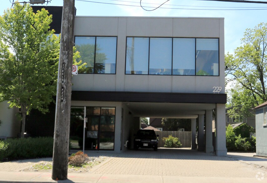 229 Sheppard Ave W, Toronto, ON à vendre - Photo du bâtiment - Image 3 de 20