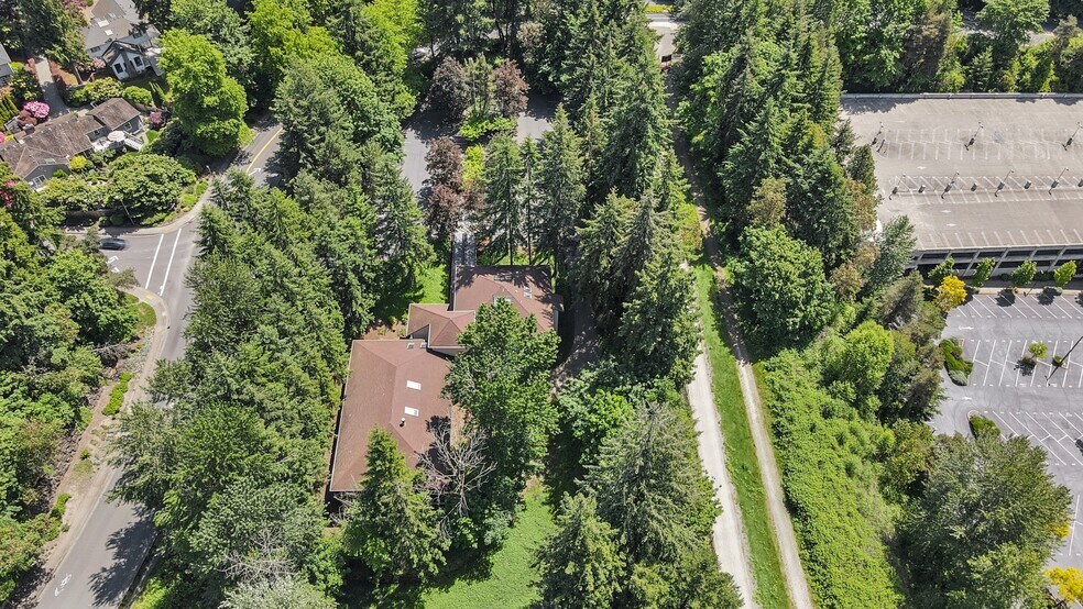 3805 108th Ave NE, Bellevue, WA à vendre - Photo du bâtiment - Image 3 de 14