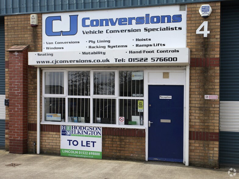 Cardinal Clos, Lincoln à louer - Photo du bâtiment - Image 2 de 6